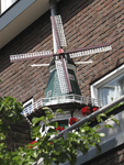 908090 Afbeelding van een schaalmodel van een molen op het balkon van het pand Adelaarstraat 28A te Utrecht.